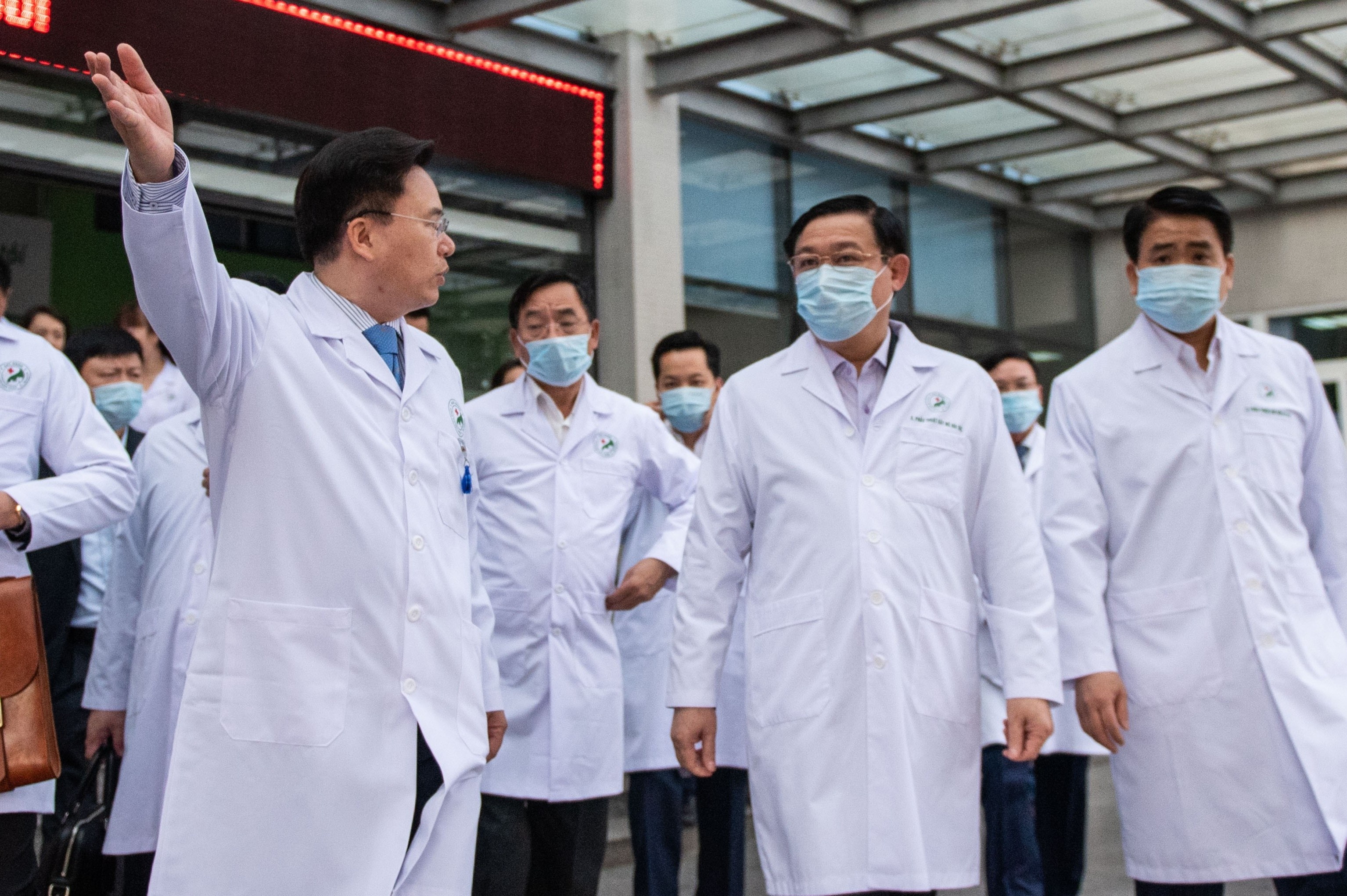 Bi thu Ha Noi Vuong Dinh Hue tham noi cach ly dich Covid-19 hinh anh