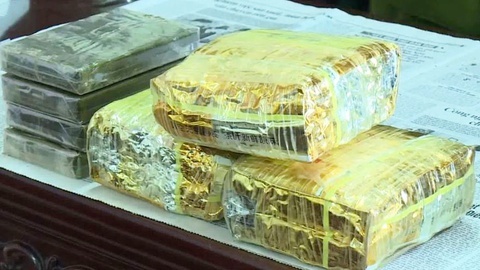 Nu 9X van chuyen 6 kg ma tuy da bang taxi hinh anh