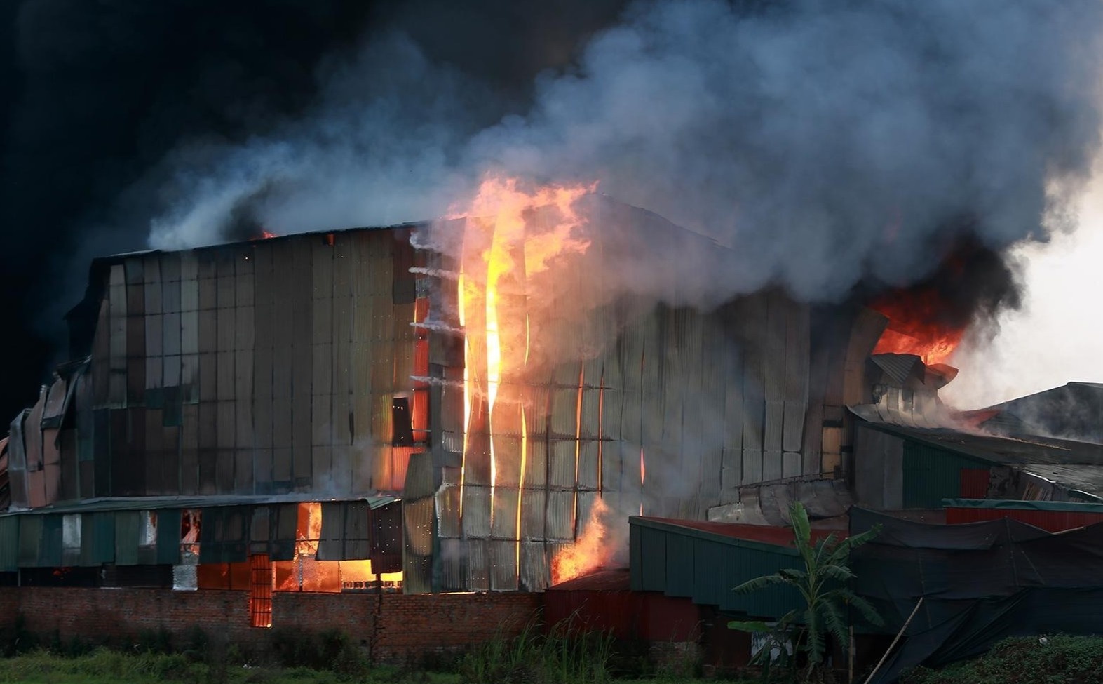 Lua bao trum xuong son 1.000 m2 hinh anh