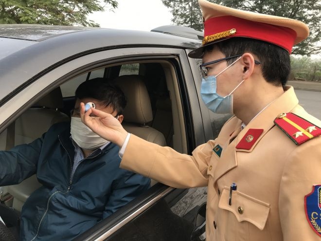 Can bo chien si khi den Cuc CSGT phai kiem tra than nhiet hinh anh