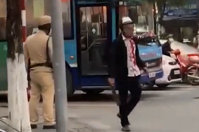 Thanh nien ao dinh mau, cam dao phan tran voi CSGT hinh anh