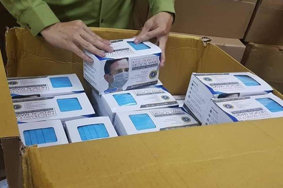 Xe tai cho lau 50.000 khau trang trong dem hinh anh