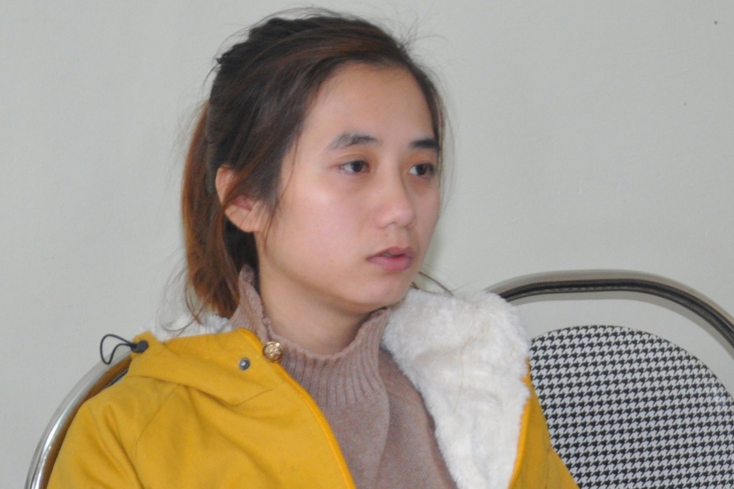 Nguoi phu nu lua ban khau trang qua mang hinh anh