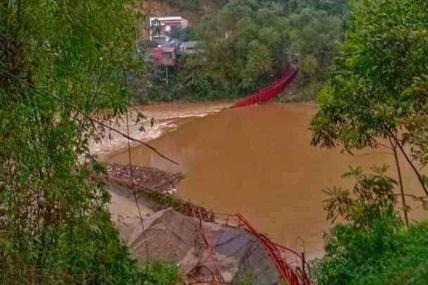 Dong loc lam 1 nguoi chet, 2 cay cau hu hong hinh anh