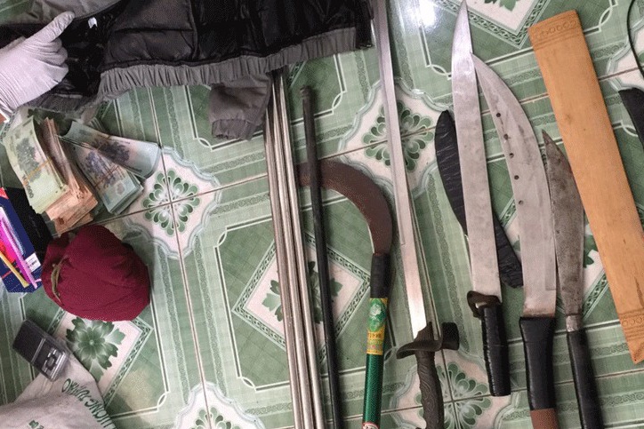 Truy bat ke tang tru 1.400 vien ma tuy, nhieu dao kiem hinh anh