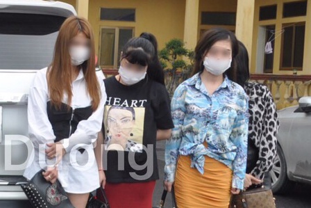 Tai xe uong ruou cho 8 nguoi hut bong cuoi tren oto hinh anh