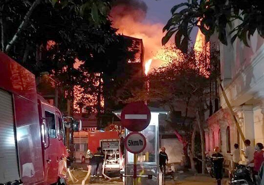 Chay nha 3 tang gan cay xang, nhieu xe cuu hoa duoc dieu toi hinh anh