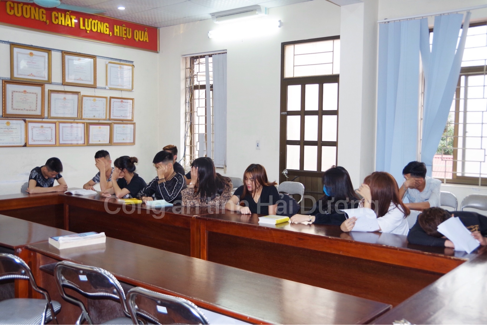 11 nguoi su dung bong cuoi,  ma tuy anh 1