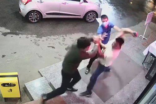 Danh nhan vien benh vien vi bi nhac deo khau trang hinh anh