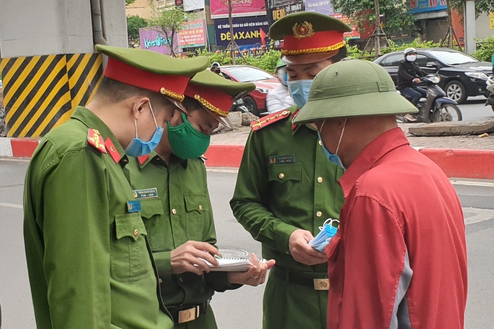 2 nguoi khong deo khau trang bi xu phat hinh anh