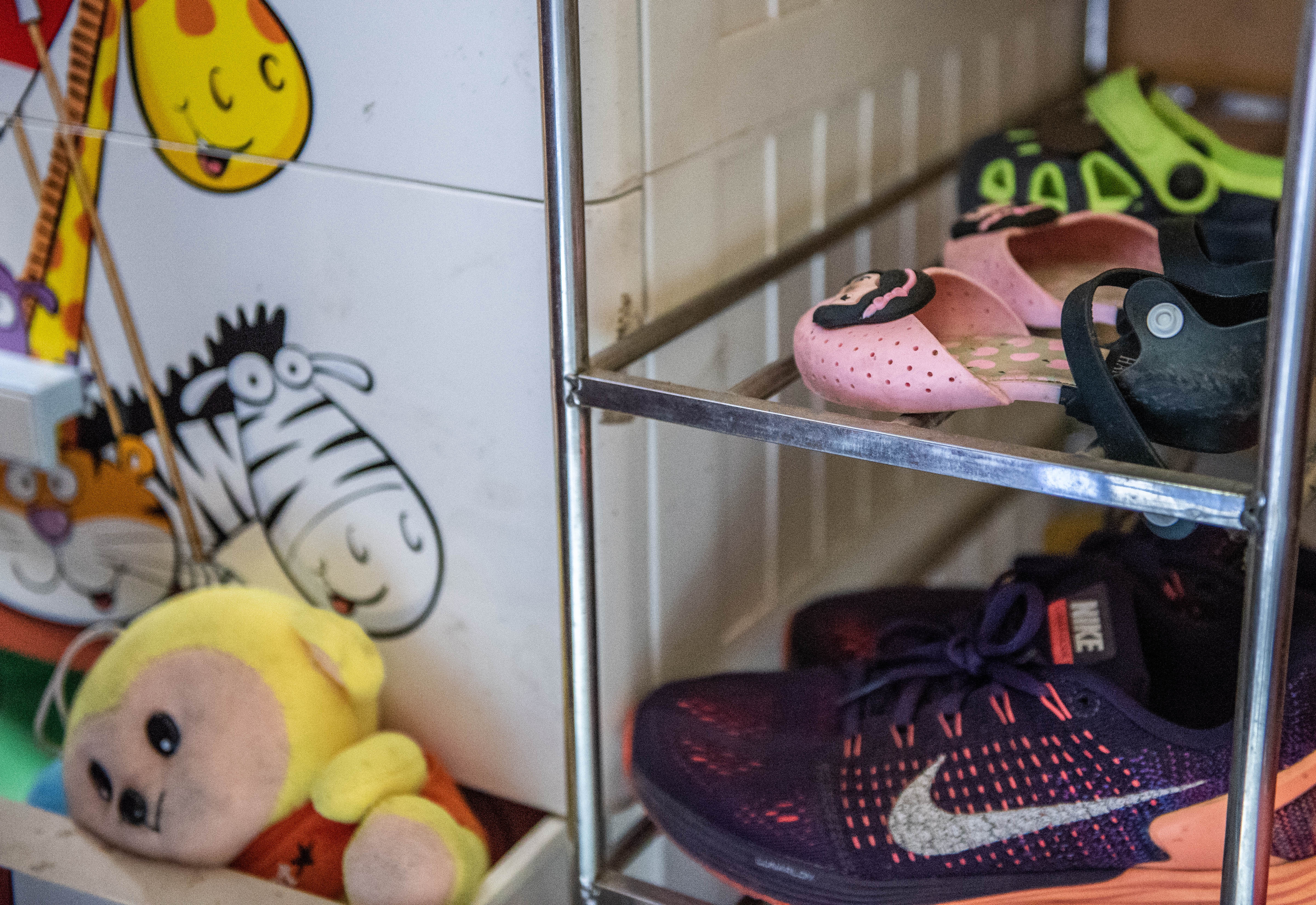 Ba ngoai be gai bi bao hanh muon trung phat con gai anh 2