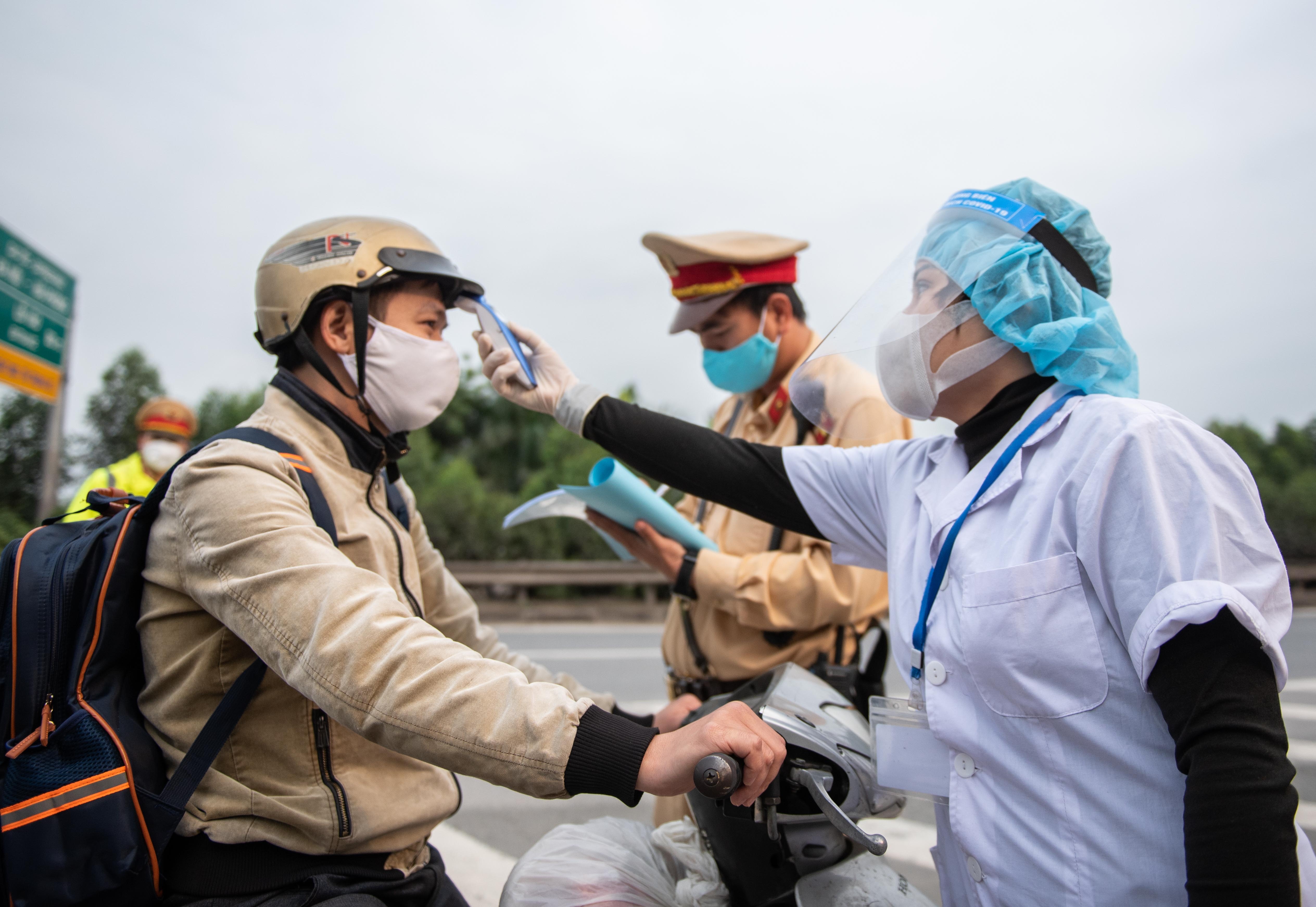 Nguoi dan tu giac vao chot kiem soat dich Covid-19 hinh anh