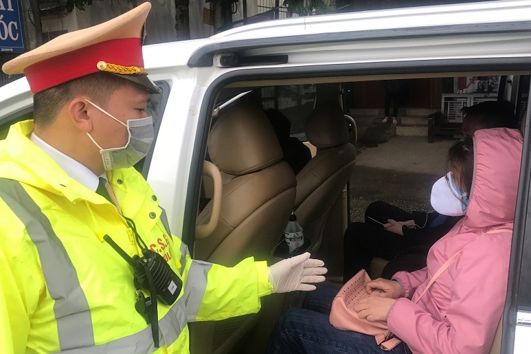 Phat tai xe co tinh cho khach hinh anh