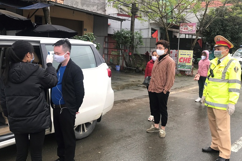 Xe khach hoat dong bat chap lenh cam anh 1