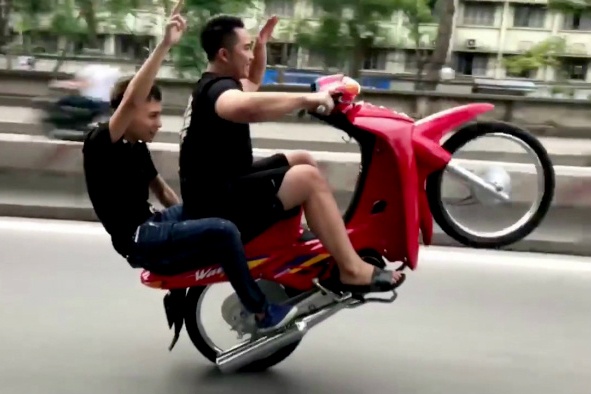 Nhom phong xe may boc dau bi phat 23,5 trieu hinh anh