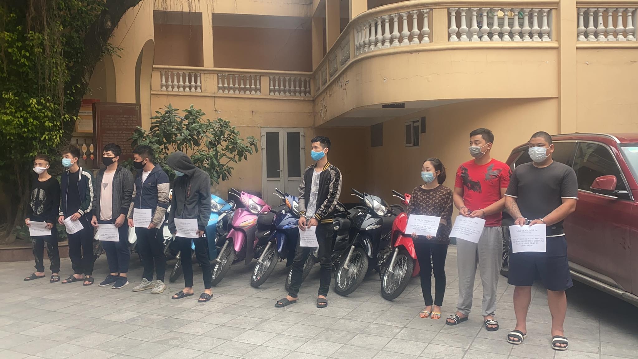 Nhóm đua xe trái phép quanh hồ Hoàn Kiếm ảnh 1 Nhom dua xe trai phep quanh ho Hoan Kiem anh 1