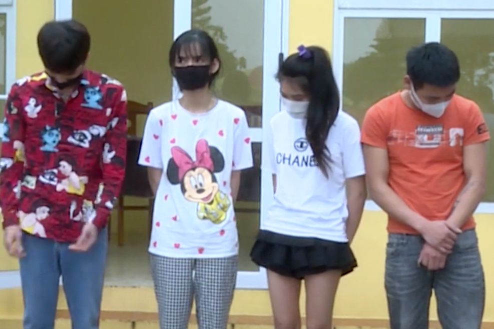 8 thanh nien su dung ma tuy trong nha nghi hinh anh