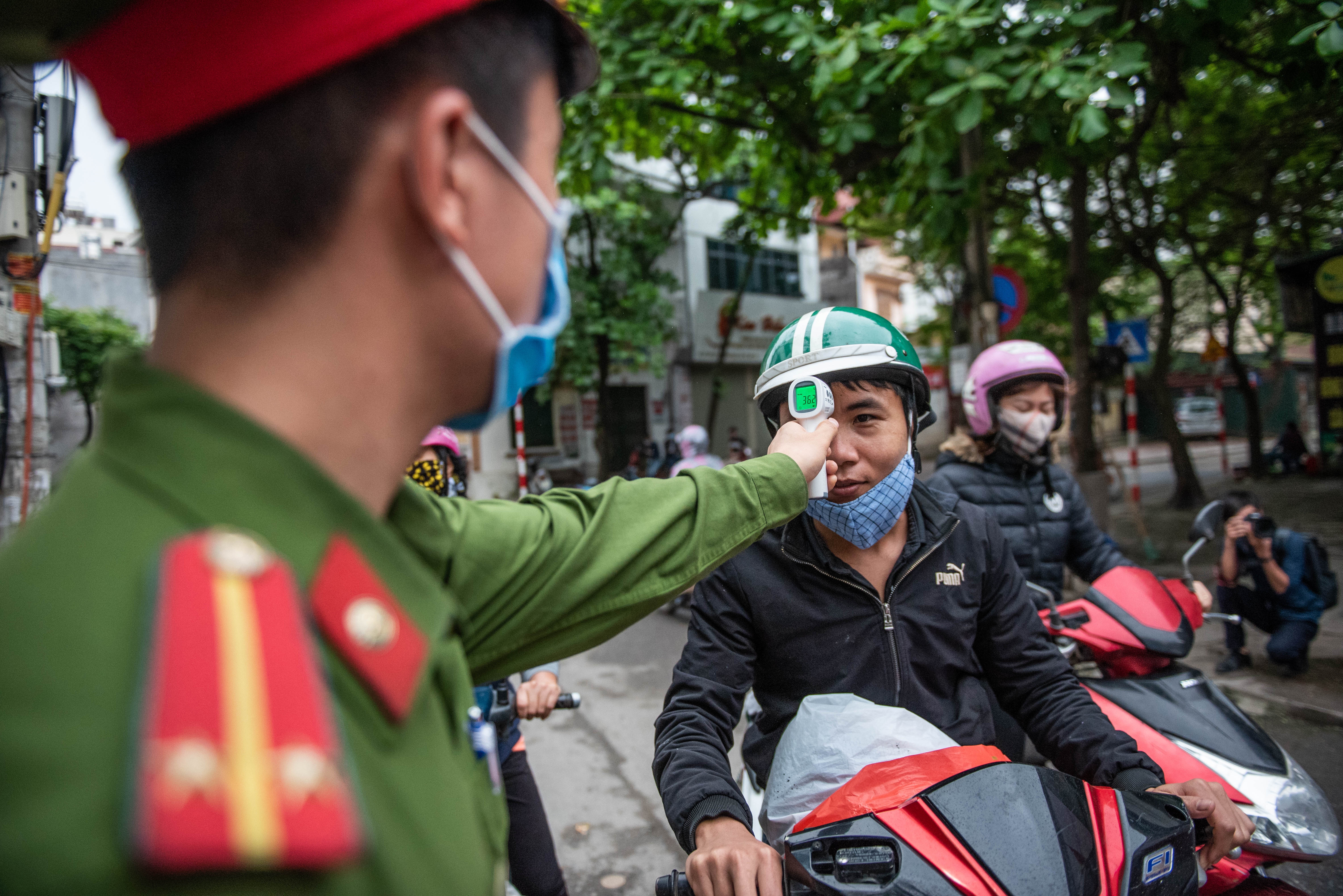 Kiem tra than nhiet nguoi di cho Ve Dong Ngac anh 7