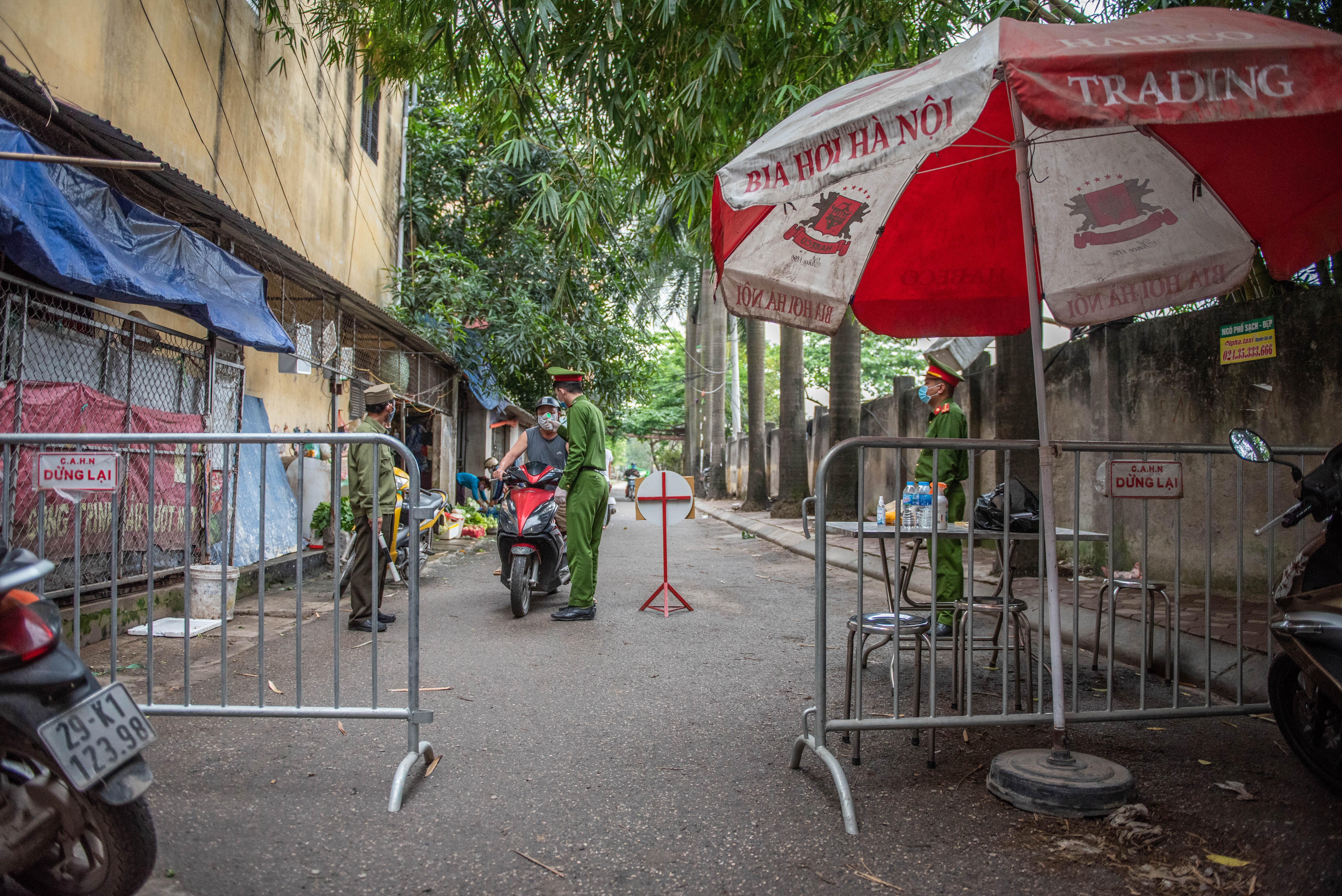 Kiem tra than nhiet nguoi di cho Ve Dong Ngac anh 6