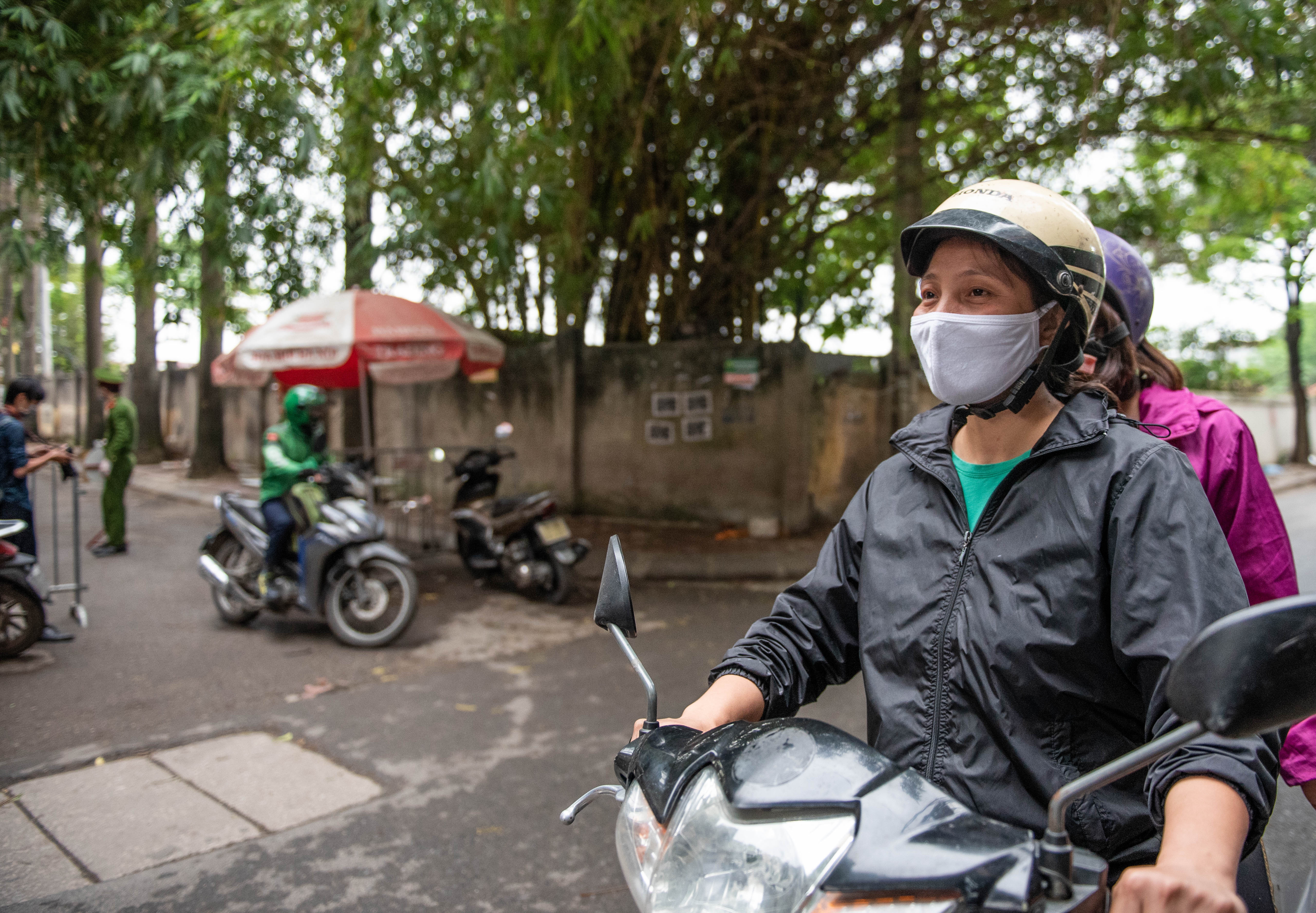 Kiem tra than nhiet nguoi di cho Ve Dong Ngac anh 8