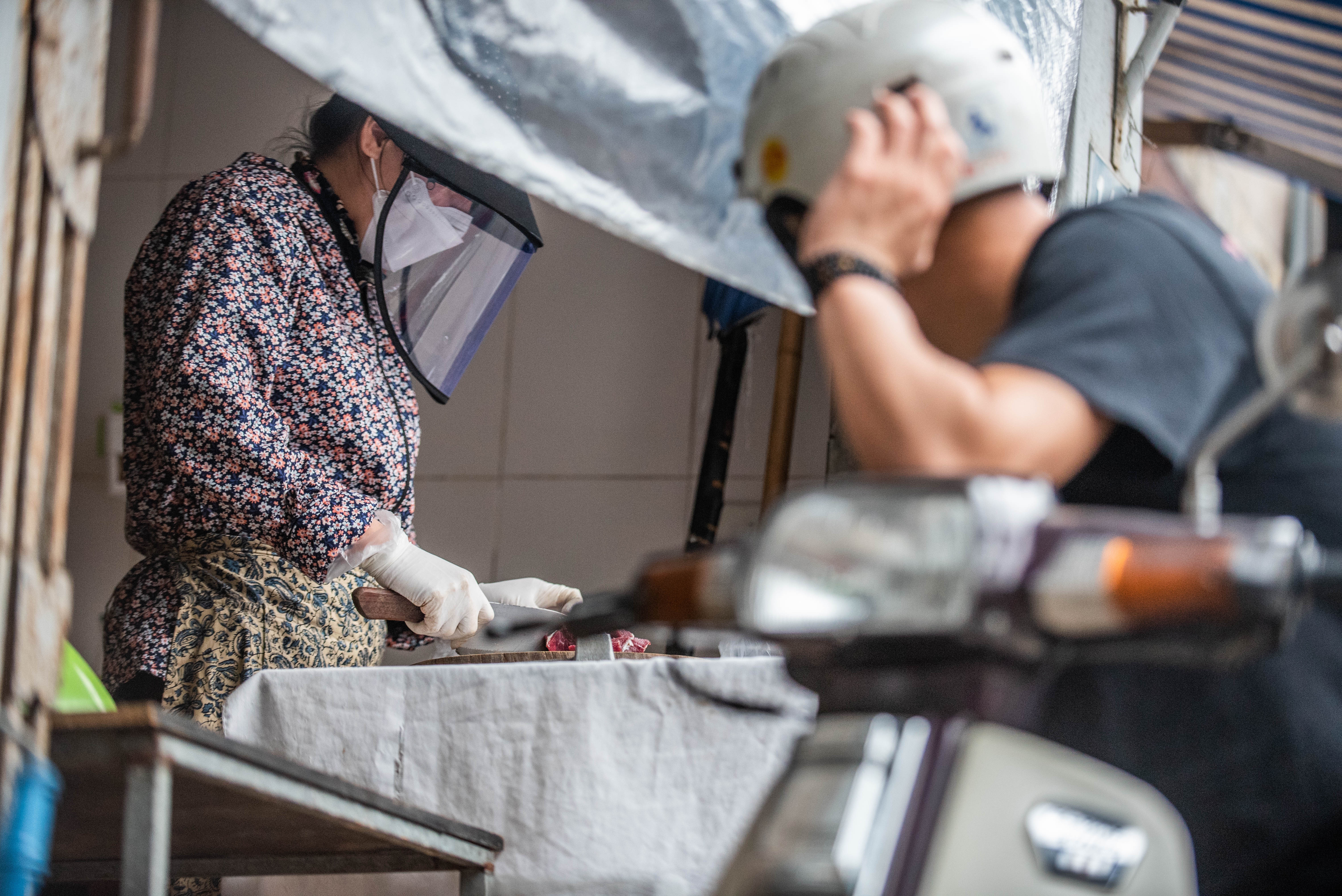 Kiem tra than nhiet nguoi di cho Ve Dong Ngac anh 9