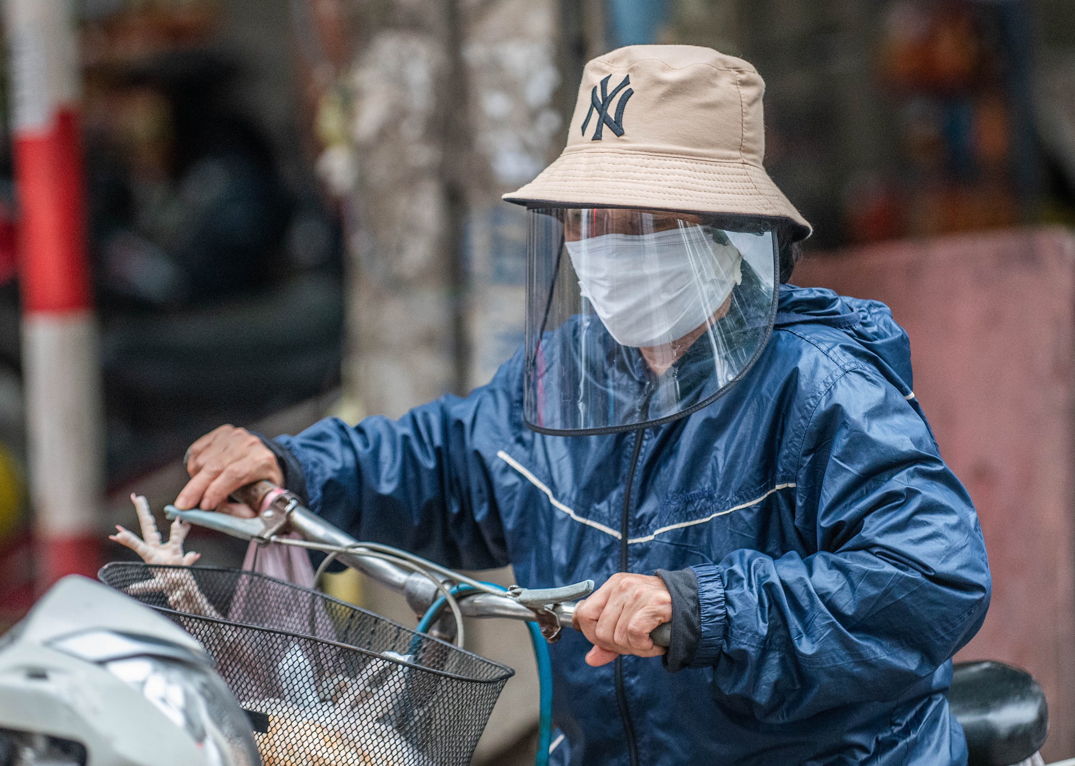 Kiem tra than nhiet nguoi di cho Ve Dong Ngac anh 11