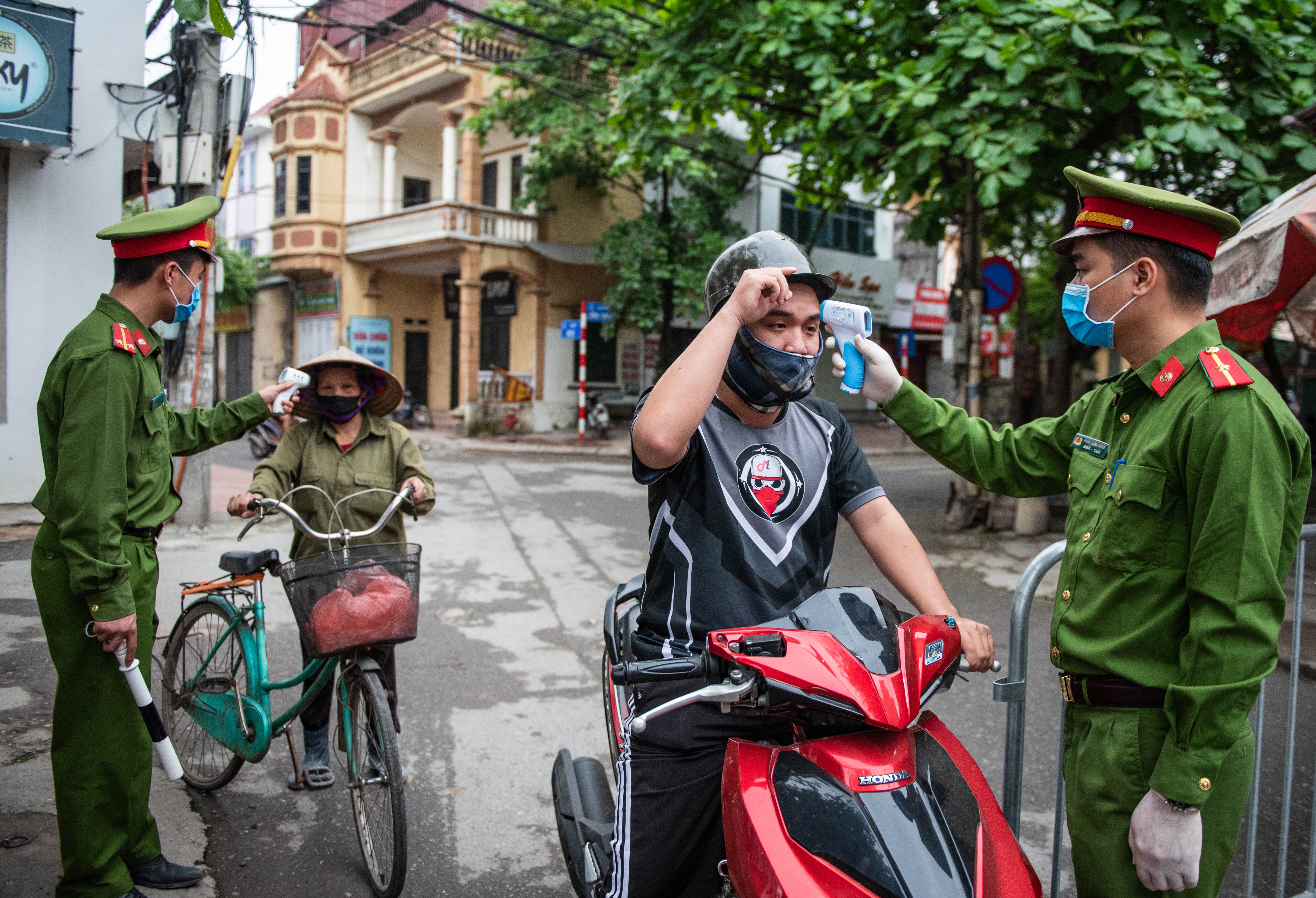 Khu cho kiem tra than nhiet 100% nguoi ra vao hinh anh