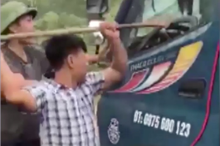 Nhom con do cam phong tan cong tai xe truoc mat cong an hinh anh