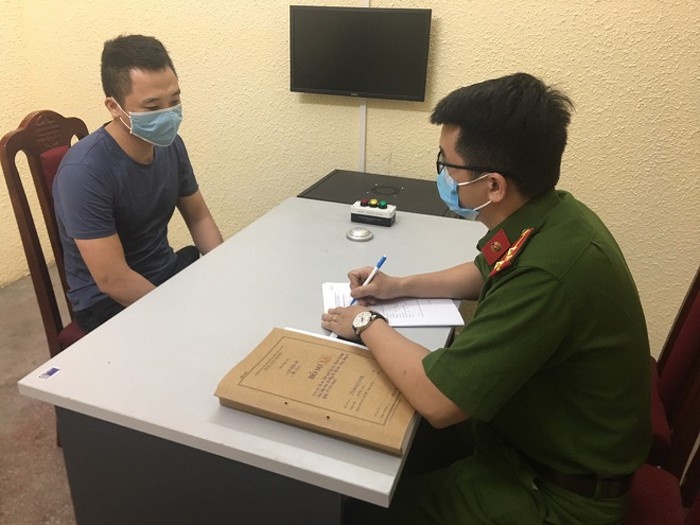 Cuop dien thoai roi tong tien bang clip nong anh 1