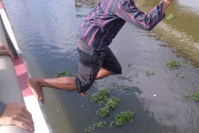 Thanh nien tu vong duoi song sau tin nhan 'xin loi me' hinh anh