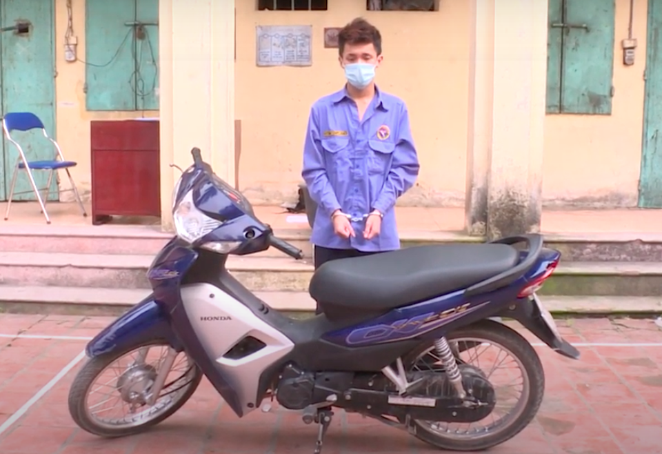 Ga trai tong xe vao cong an sau khi kiem tra than nhiet hinh anh