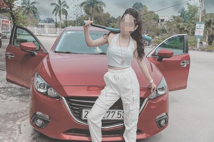 Co gai lai xe nguoc chieu, livestream chui boi bi phat 4 trieu hinh anh