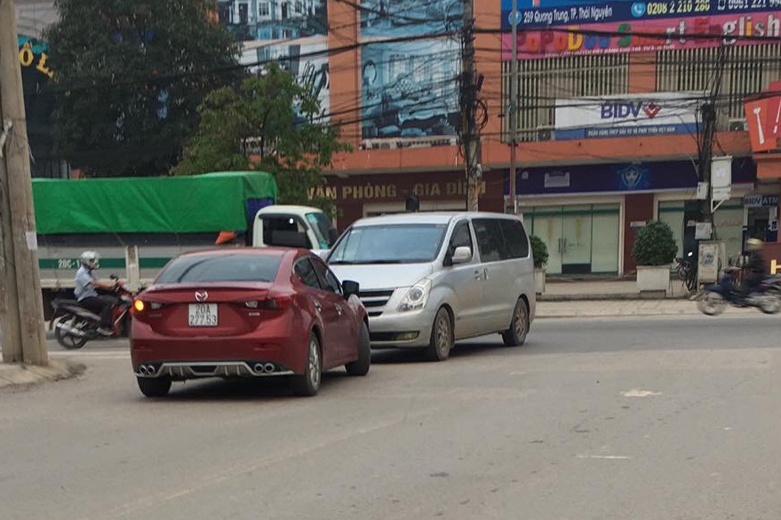 Cô gái đi ngược chiều còn chửi bới người khác ảnh 1 Co gai di nguoc chieu con chui boi nguoi khac anh 1