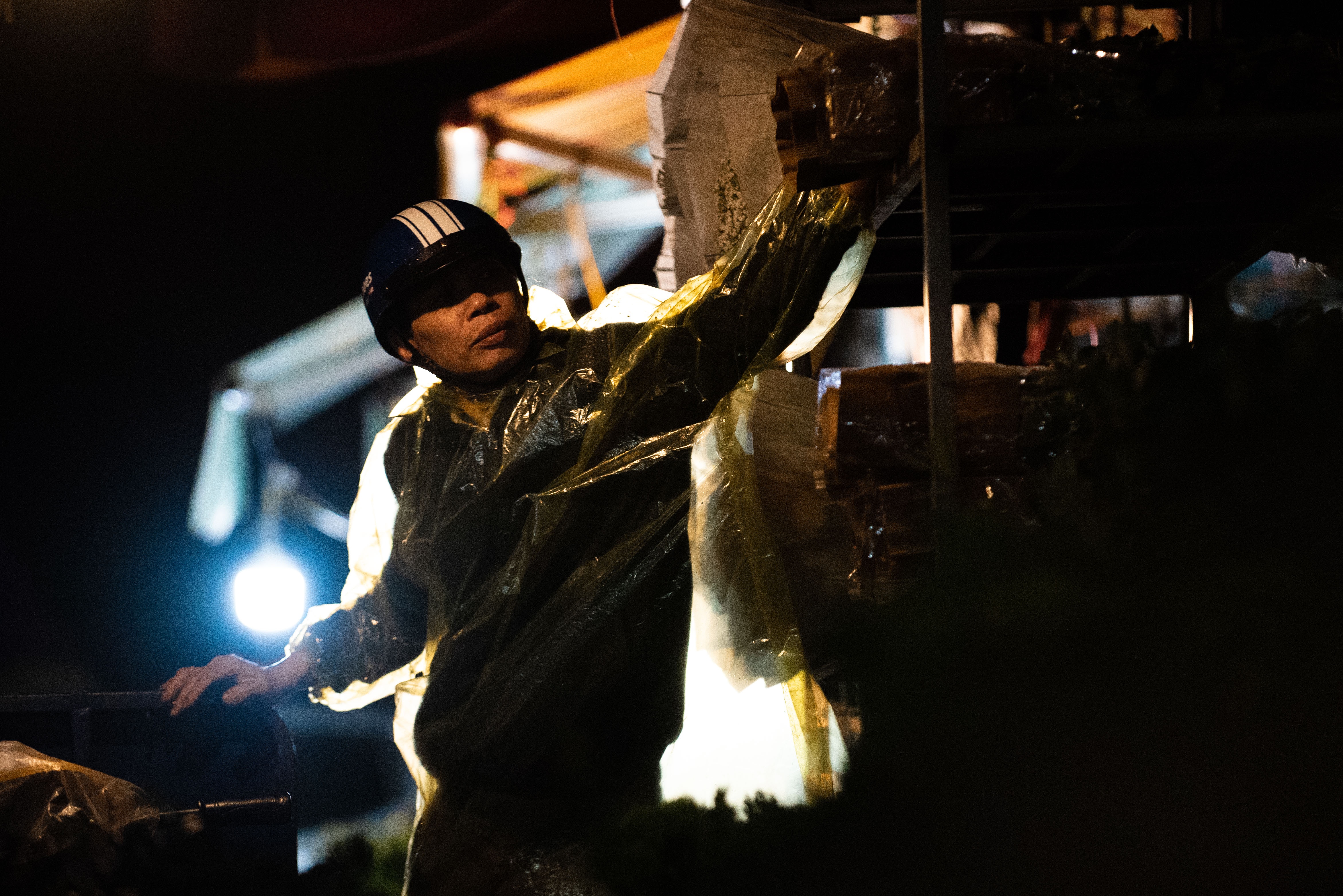 Di cho hoa dem lon nhat mien Bac sau khi het cach ly xa hoi hinh anh