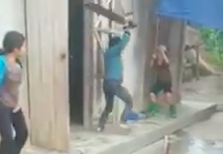 Con trái đánh mẹ già ảnh 1 Con trai danh me gia anh 1