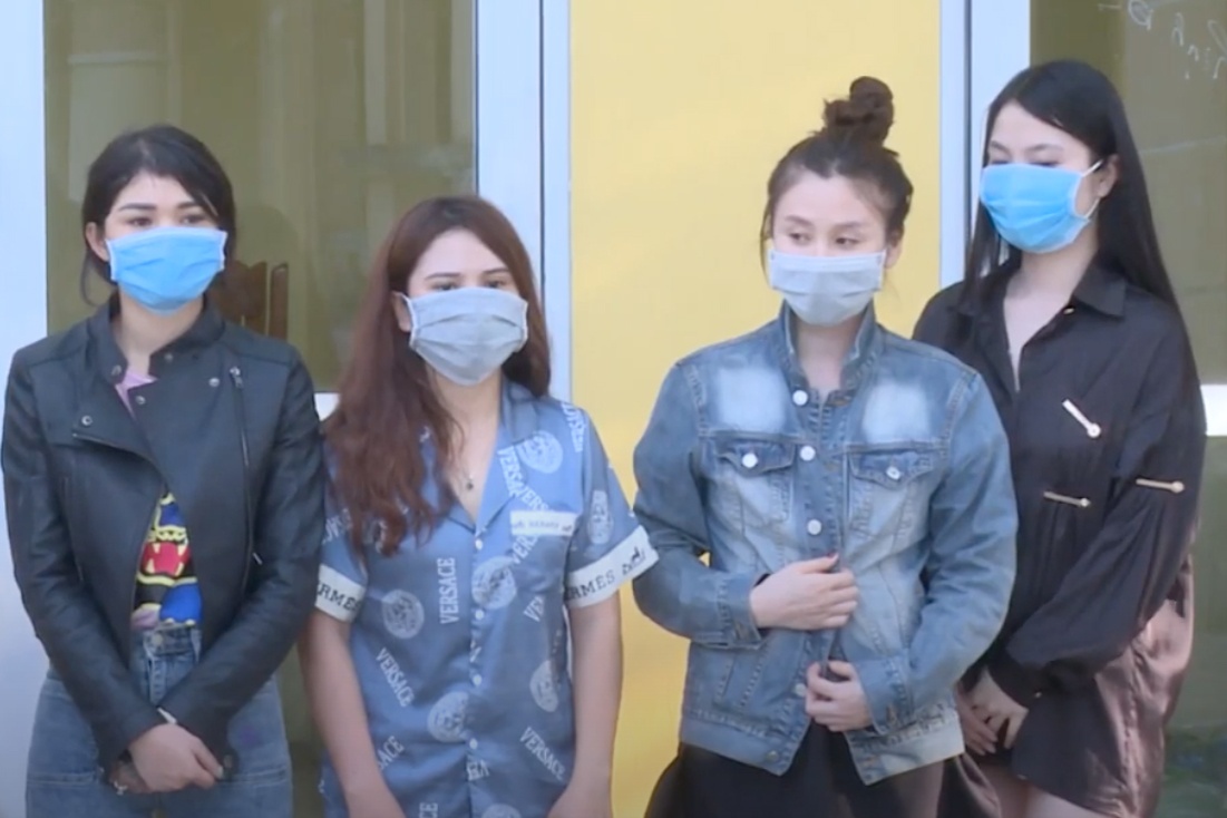 Hon chuc khach tu tap trong quan karaoke, su dung ma tuy hinh anh