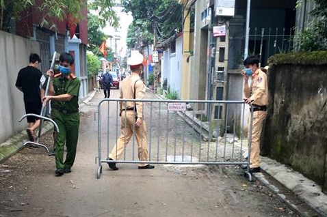 Truong hop sot cao khien 600 nguoi phai cach ly am tinh voi Covid-19 hinh anh