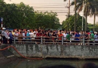 2 bac chau duoi nuoc khi di tam muong hinh anh