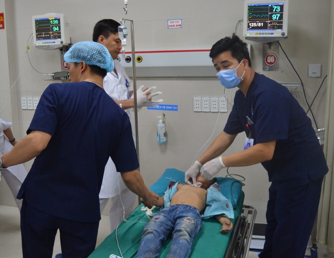 Ton cua rach co be trai 8 tuoi anh 1