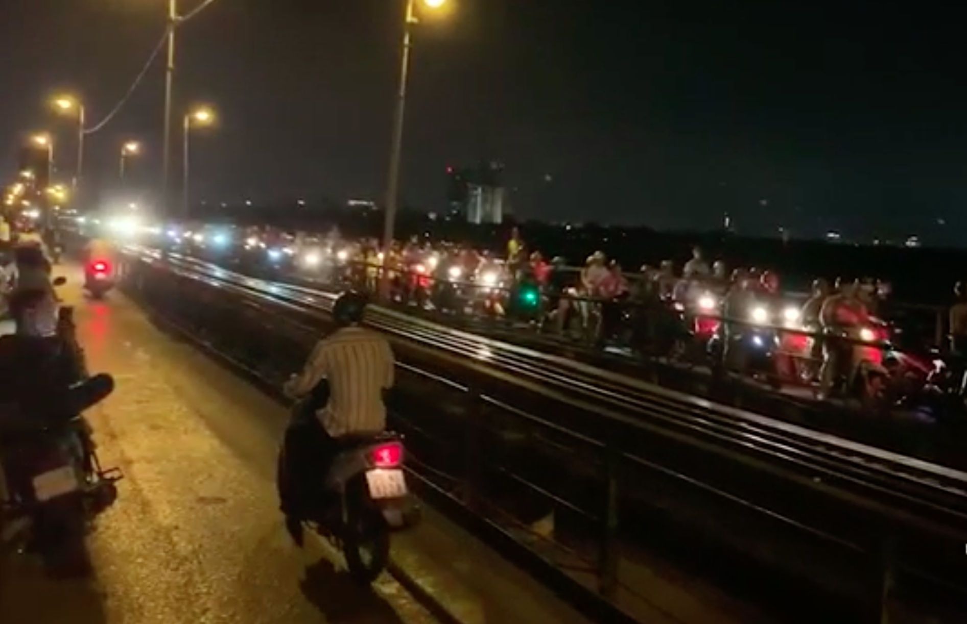 Phat tai xe oto di len cau Long Bien anh 2