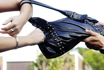 Nguoi phu nu bi cuop keo le tren duong hinh anh