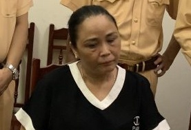 Nguoi phu nu tu giac giao nop 2 banh ma tuy hinh anh