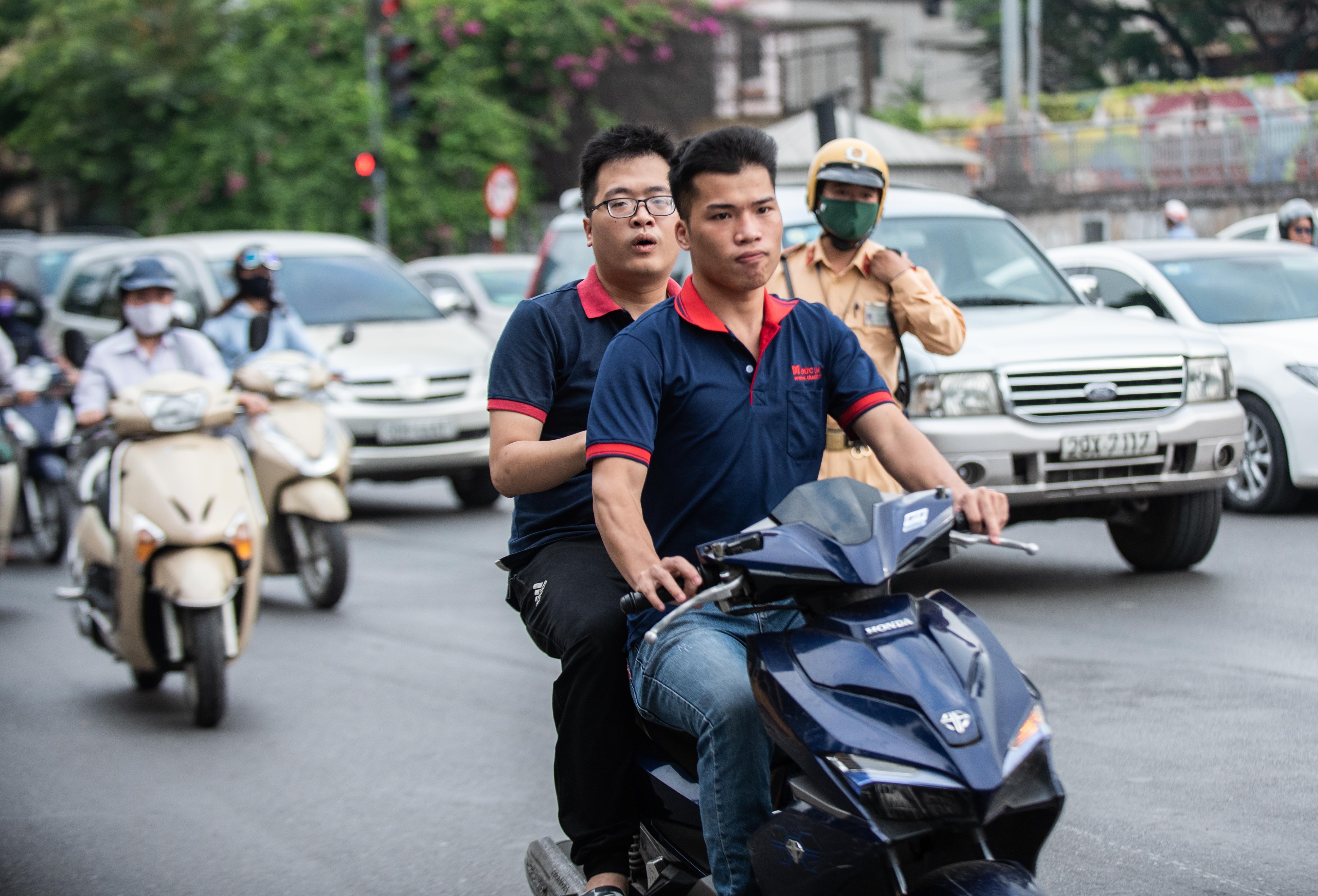 CSGT tong kiem tra cac phuong tien anh 8