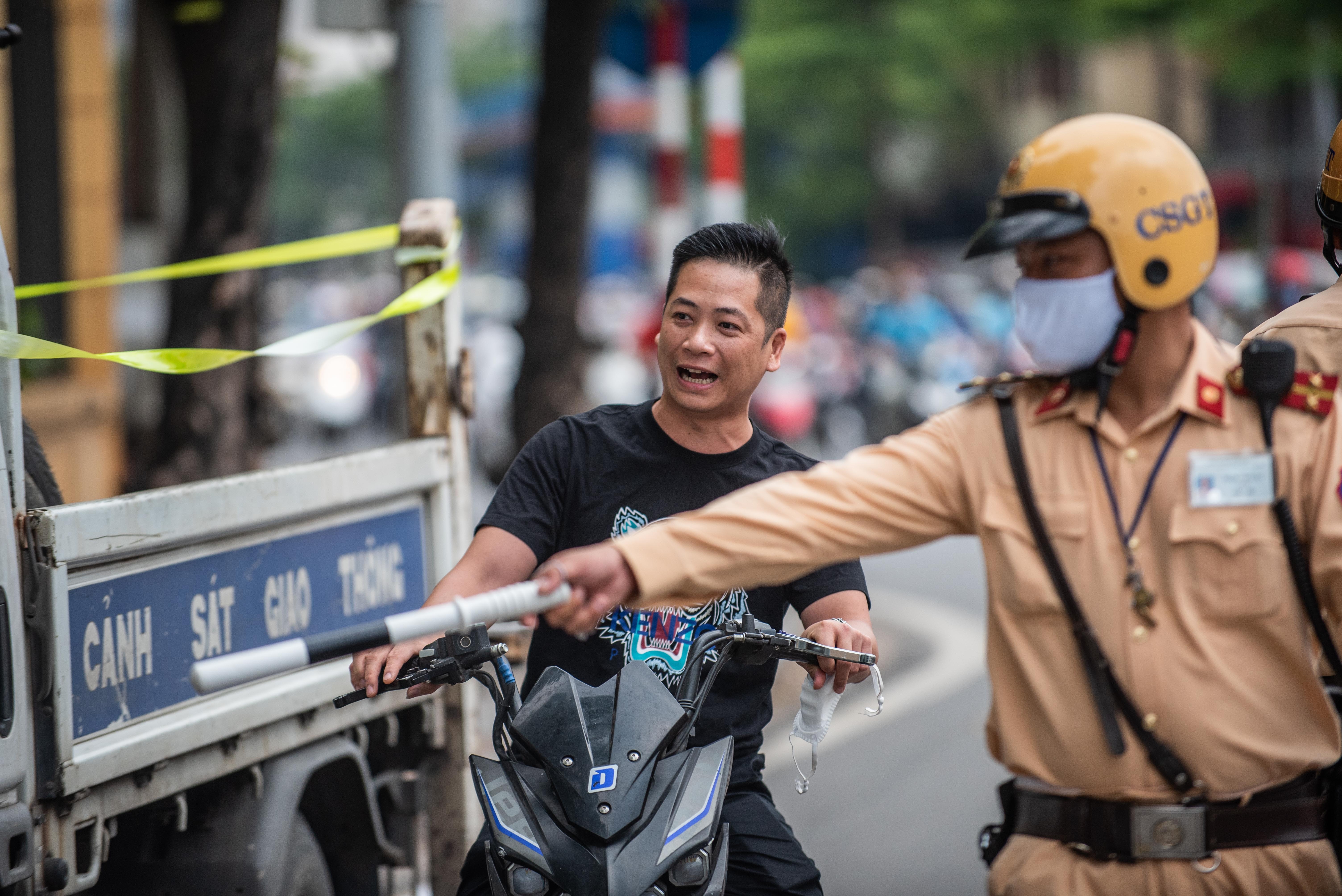 CSGT tong kiem tra cac phuong tien anh 6