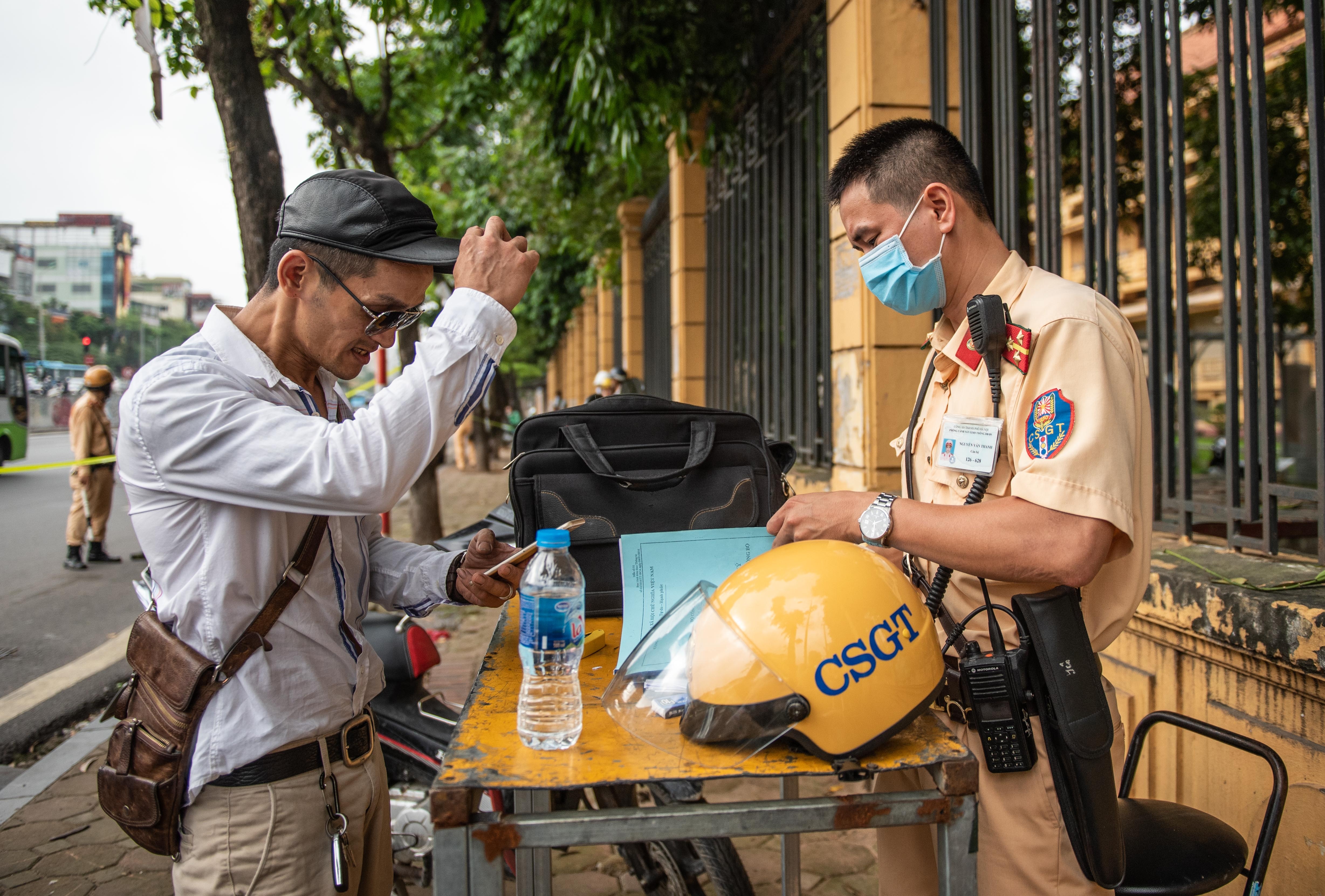 CSGT tong kiem tra cac phuong tien anh 9