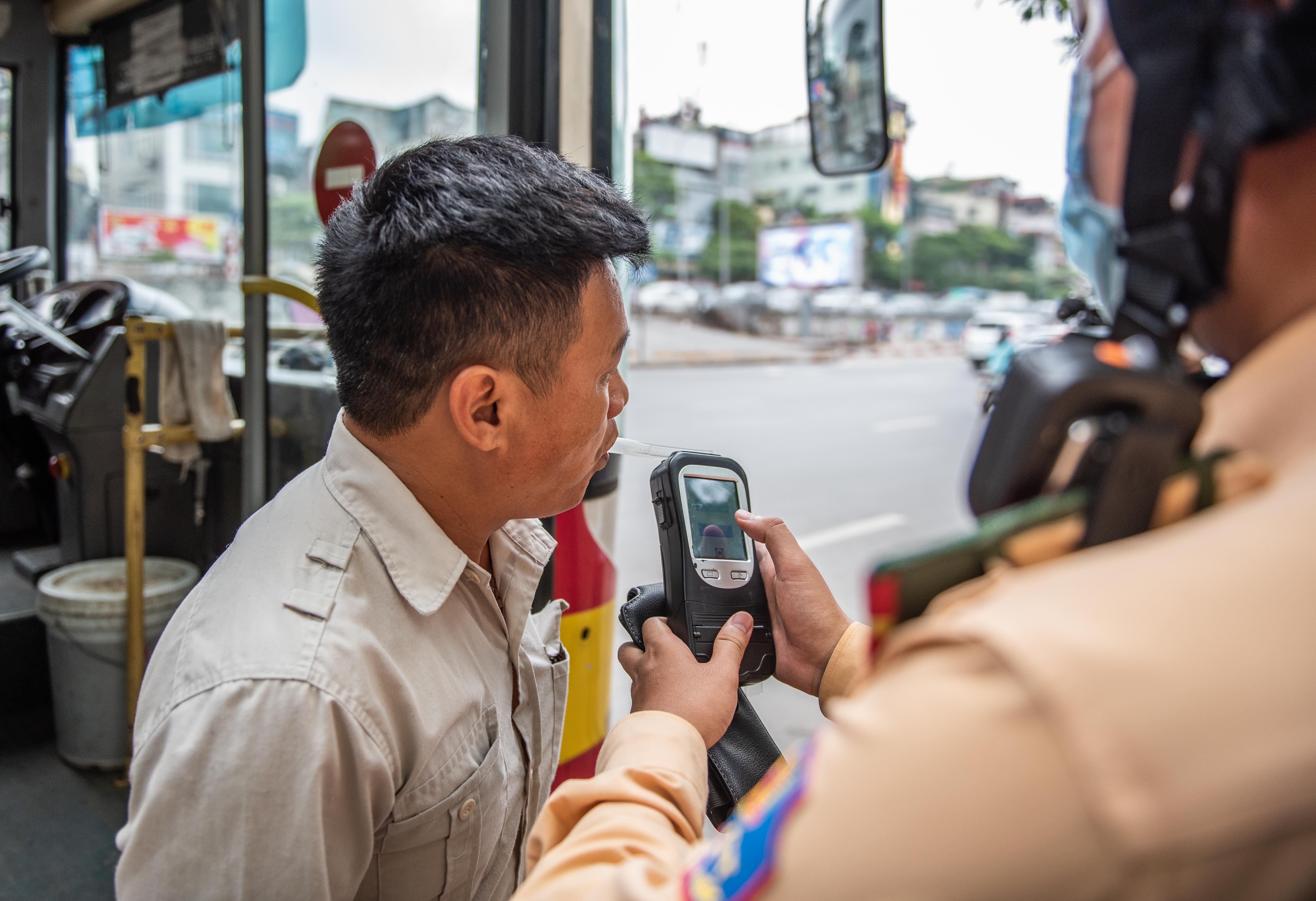 CSGT tong kiem tra cac phuong tien anh 3