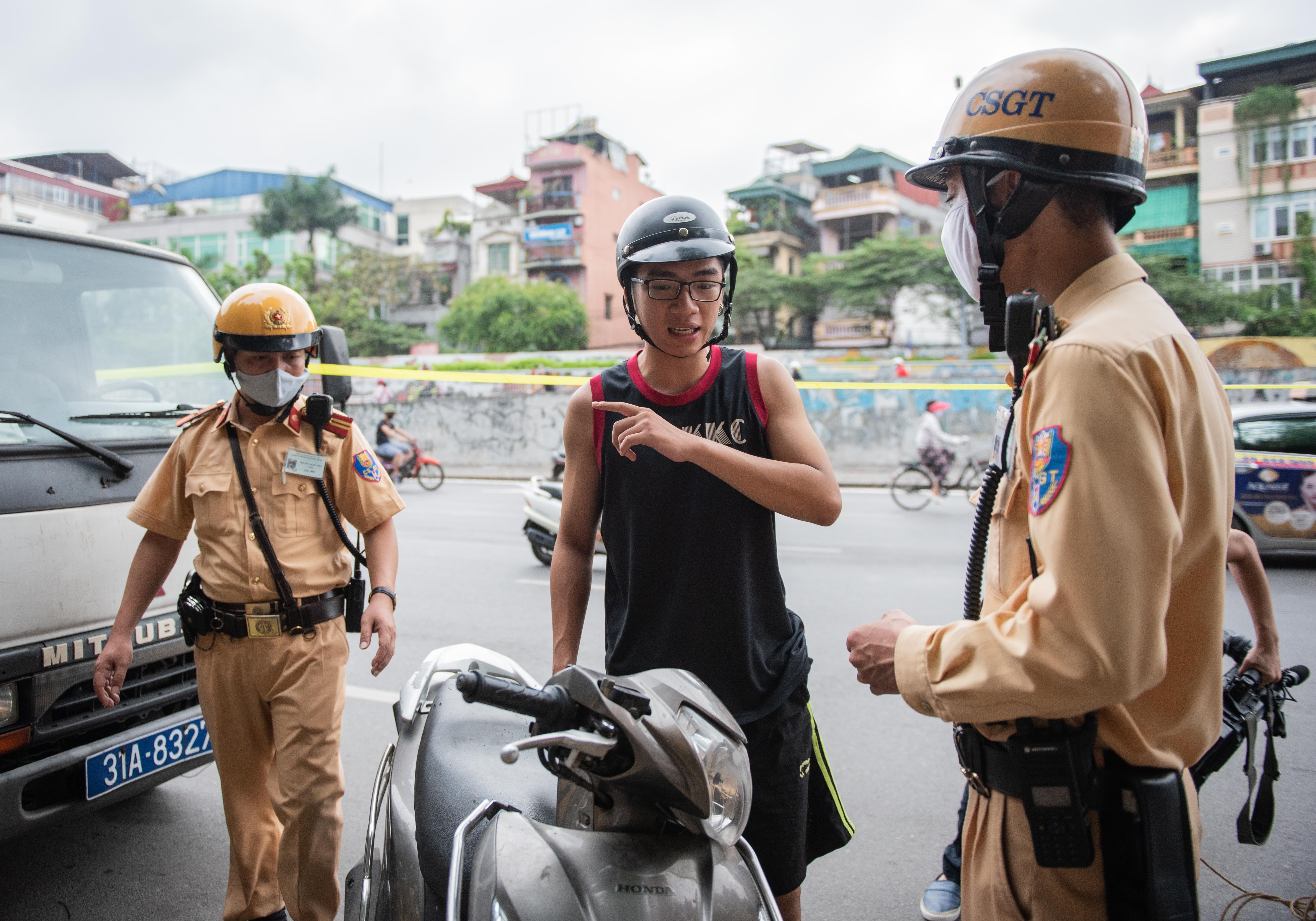 CSGT tong kiem tra cac phuong tien anh 11