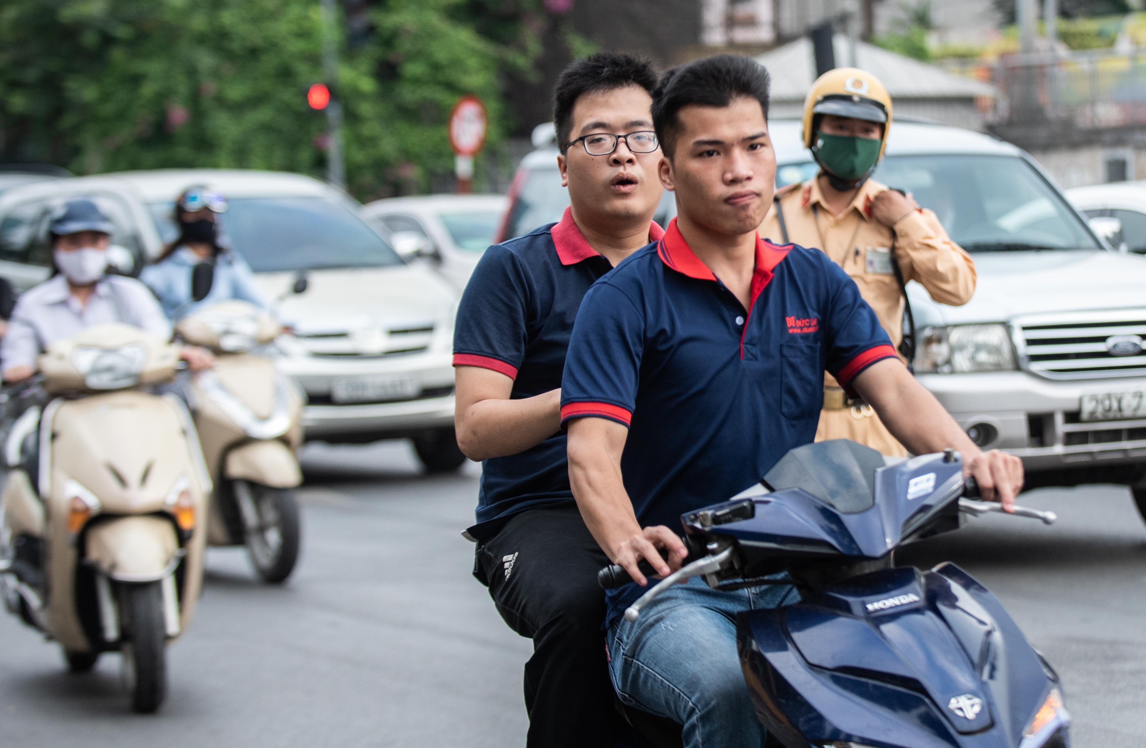 Quay xe bo chay, tang ga thong chot khi gap CSGT hinh anh