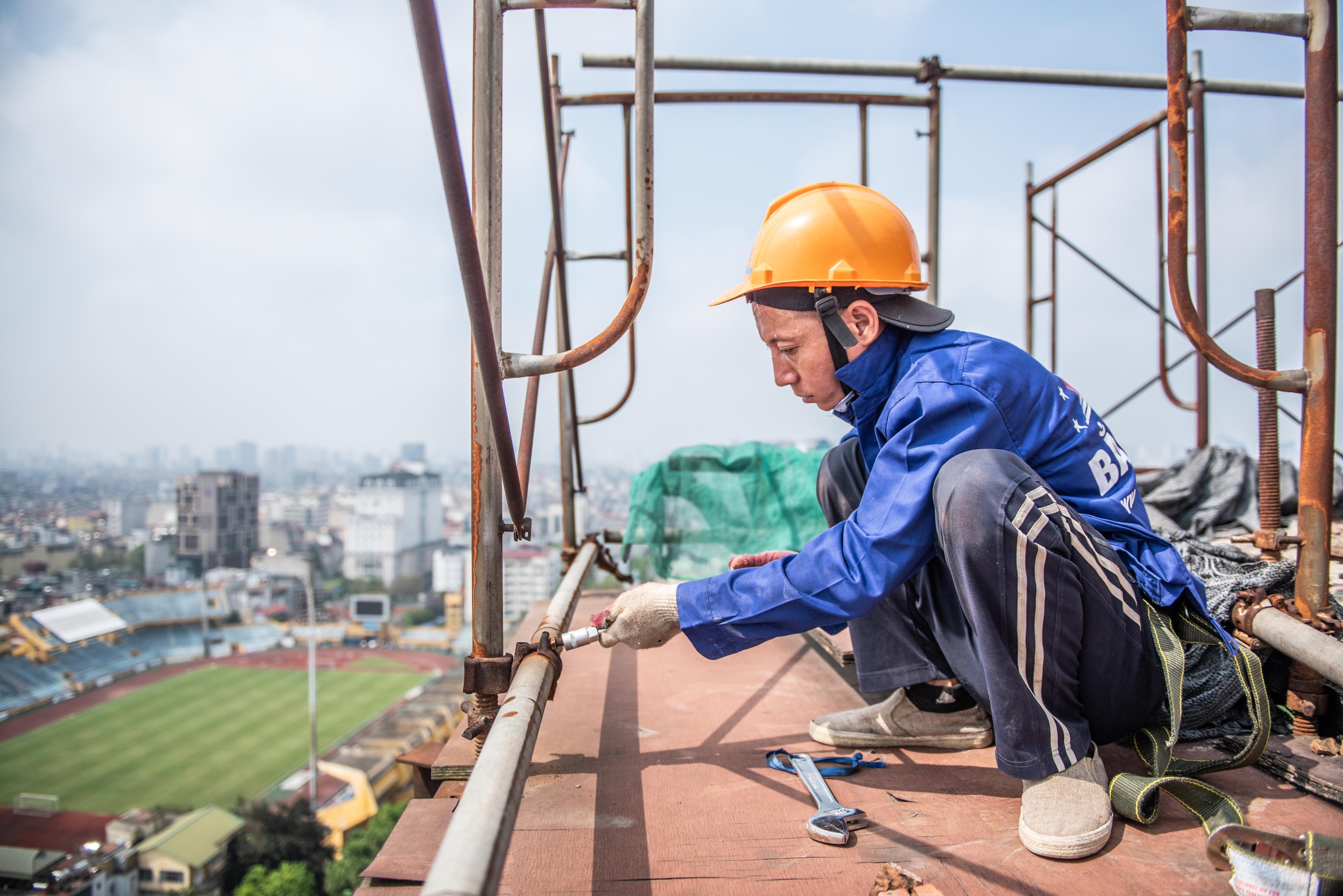 Pha do vach kinh, thiet bi dien nuoc tang 18 toa 8B Le Truc hinh anh