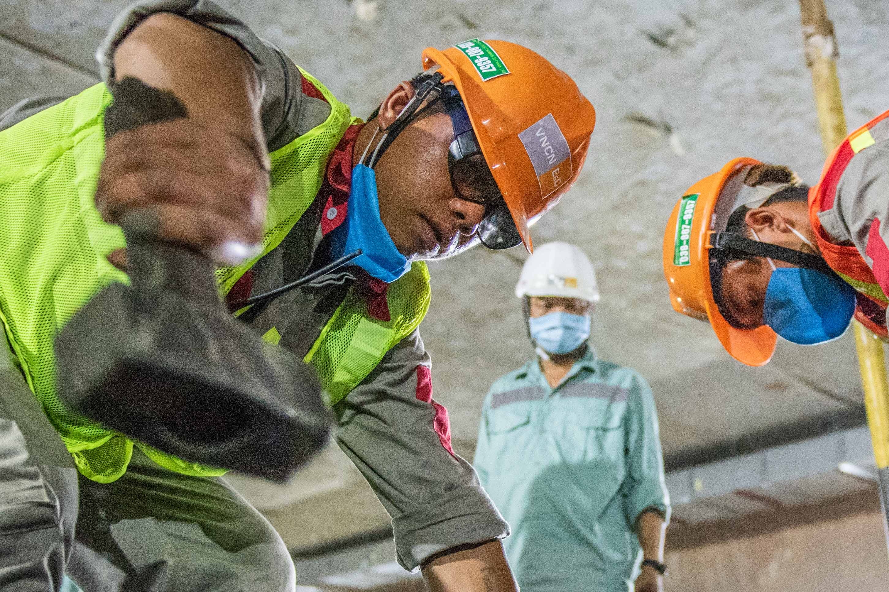Dem o ben trong tang ngam metro Nhon - Ga Ha Noi hinh anh